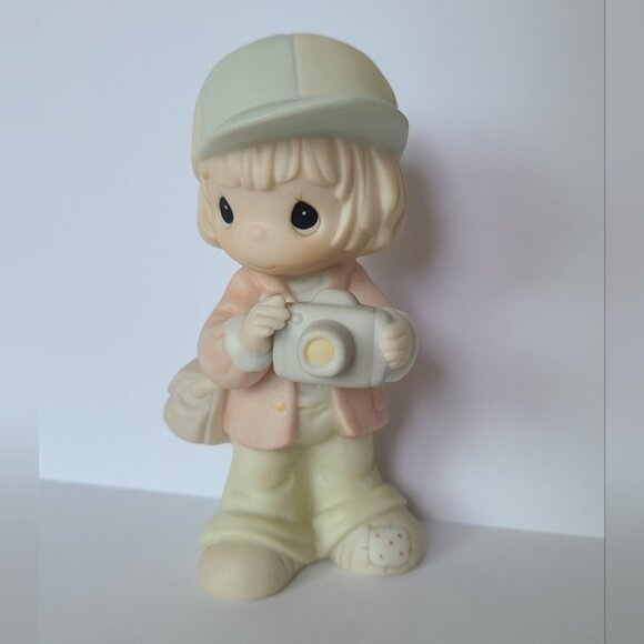Precious Moments Collectors Club Girl Camera Photography Collectible Figurine - Picture 5 of 10